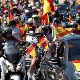 Numerosas personas participan este sábado en la “Caravana por España y su Libertad” que ha organizado Vox en Málaga para protestar por la gestión del Gobierno de España durante la crisis sanitaria del coronavirus (COVID-19). EFE/Daniel Pérez