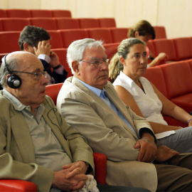 Félix Millet (i), Jordi Montulll (2d), su hija, Gemma Montull (d), Pedro Buenaventura (i-detrás) y Daniel Osàcar. (Foto: EFE)