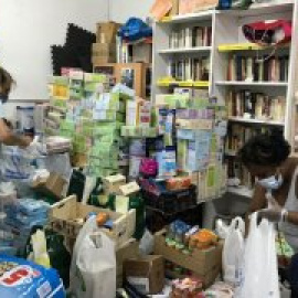 Pocas cacerolas pero mucha comida: la movilización silenciosa de un barrio obrero de Madrid para ayudar a sus vecinos