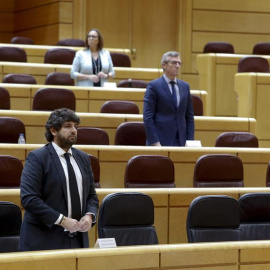 La presidenta de la Comunidad de Madrid, Isabel Díaz Ayuso (d) y su homólogo de Murcia, Fernando López Miras (i) guardan un minuto de silencio por las víctimas del coronavirus durante la sesión de la Comisión General de Comunidades Autónomas celebr