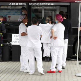 Sanitarios y trabajadores de los hospitales de campaña instalados en los pabellones 5 y 9 de Ifema, Madrid, para enfermos con coronavirus. EFE/Kiko Huesca.