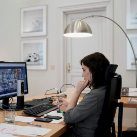 Fotografía facilitada por la CAM, de la presidenta de la Comunidad de Madrid, Isabel Díaz Ayuso, en su despacho de la Real Casa de Correos durante la videoconferencia. EFE/CAM