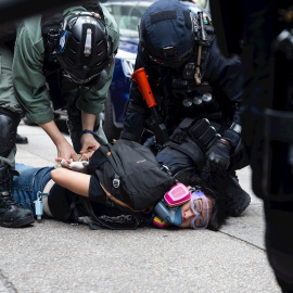 La policía detiene a un manifestante durante una manifestación contra la implementación de la ley de seguridad nacional en Hong Kong. EFE / JEROME FAVRE