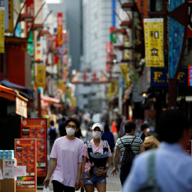 Transeúntes con máscarillas por una calle  de Tokio. REUTERS / Issei Kato