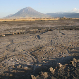 Yacimiento de Engare Sero, con el volcán Ol Doinyo Lengai  al fondo y las huellas en primer plano./ CHATHAM UNIVERSITY