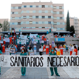 31/05/2020.- Miembros del personal sanitario del Hospital Gregorio Marañón posan con una pancarta en la que se lee ""Sanitarios necesarios"" durante una concentración este lunes en el exterior del hospital en Madrid, en la primera jornada de la Comunid