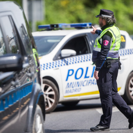 Un agente de la Policía Municipal de Madrid en un control en una de las salidas de la M30. E.P./Joaquin Corchero