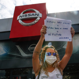 Una trabajadora de Nissan protesta por el anunciado cierre de la planta de la Zona Franca de Barcelona, frente a un concesionario de la firma japonesa en  Granollers.  EFE/Alejandro Garcia