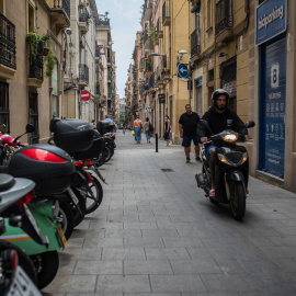 Motos aparcades al barri de Gràcia. MIGUEL VELASCO ALMENDRAL