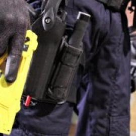 S’intensifica el degoteig d’ajuntaments que adquireixen pistoles Taser per a les policies locals