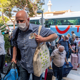 Llegada de los primeros turistas alemanes al Hotel Riu Concordia de Palma este lunes. El plan piloto para la llegada de turistas extranjeros a las islas Baleares bajo supervisión de las autoridades sanitarias de las islas se ha estrenado con la llegada a