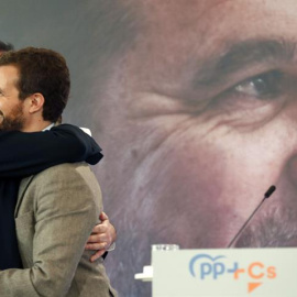 El presidente del PP, Pablo Casado, (d) este sábado junto al candidato a lehendakari de la coalición PP+Ciudadanos, Carlos Iturgaiz, (i) en un acto político de precamapaña celebrado en la localidad vizcaína de Santurtzi. | EFE Luis Tejido.