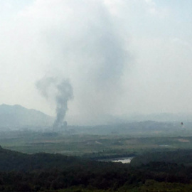 Una columna de humo en la localidad fronteriza de Kaesong, en Corea del Norte, vista desde territorio surcoreano. / Reuters