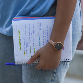 Una chica con un cuaderno de apuntes el día que da comienzo las pruebas de acceso a la universidad del año 2022, en la Facultad de Derecho de la Universidad Complutense de Madrid, a 6 de junio de 2022, en Madrid (España). Gustavo Valiente / Europa Pres