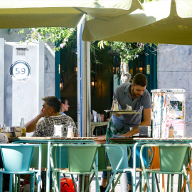 Un camarero trabaja en una terraza de Madrid durante la época estival. -Ricardo Rubio / Europa Press