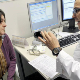 Un doctor en una consulta médica con una paciente. EFE