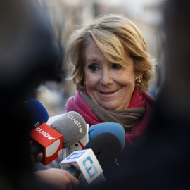 La portavoz del PP en el Ayuntamiento de Madrid, Esperanza Aguirre, contesta a las preguntas de los periodistas durante la visita que realizó a las obras del carril bici en una calle de Madrid.EFE/Javier Lizón