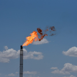 Una llamarada quema el exceso de gas de una planta de gas en el área de producción de petróleo de la cuenca del Pérmico cerca de Wink, Texas, Estados Unidos (REUTERS)