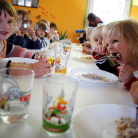 Varios niños se alimentan en el comedor de la escuela. CHARLY TRIBALLEAU / AFP