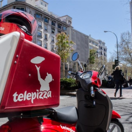 Una moto de reparto de Telepizza. E.P.