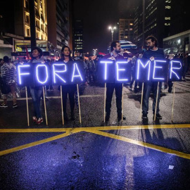 Manifestantes protestan contra el presidente de Brasil, Michel Temer, en la avenida Paulista de Sao Paulo. | FERNANDO BIZERRA (EFE)