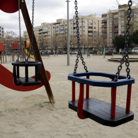 Un gronxador a un parc infantil sense nens al barri de Cappont de Lleida. ANNA BERGA / ACN