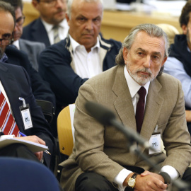 Pablo Crespo (i) junto a Francisco Correa (d), sentados en la sala del juicio de la primera etapa de la Gürtel. EFE