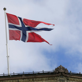 La bandera de Noruega en lo alto de un edificio en Oslo. REUTERS/Ints Kalnins