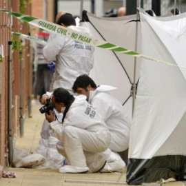 Agentes de la Guardia Civil recogen pruebas de un crimen machista.