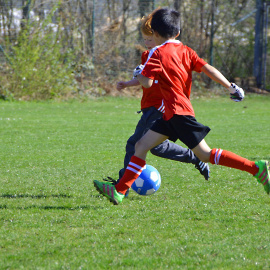 Niños jugando al fútbol en una imagen de archivo. / PIXABAY