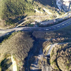 Imagen aérea de la autopista AP8 (Bilbao-Sebastián), cortada tras el desprendimiento de una ladera. EFE/Osakidetza