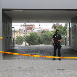 Un agent de la Policia Nacional durant l'operació al Consell Esportiu de l'Hospitalet. ACN / ÀLEX RECOLONS