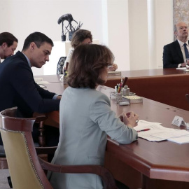 Fotografía facilitada por la Moncloa que muestra al presidente del Gobierno, Pedro Sánchez (c), que preside la reunión de Consejo de Ministros, junto al vicepresidente Pablo Iglesias (i) y la vicepresidenta, Carmen Calvo (d), en el Palacio de la Monclo