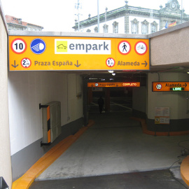 Entrada de un aparcamiento de Empark en la Plaza de España de Pontevedra.