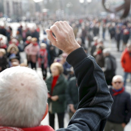 Jubilados y pensionistas durante la última concentración realizada en Bilbao para reivindicar unas pensiones públicas dignas. EFE/LUIS TEJIDO