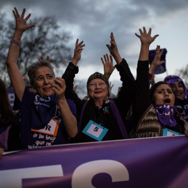 Varias mujeres, en la cabecera de la manifestación del 8M en Madrid.-JAIRO VARGAS