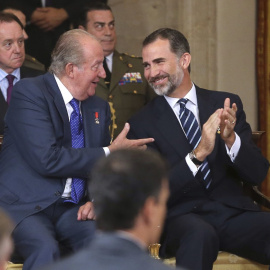 El rey Felipe VI conversa con Juan Carlos. - EFE