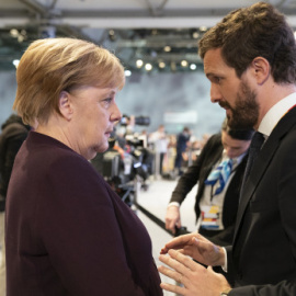 El líder del PP, Pablo Casado, en el Congreso de la CDU junto a la Canciller Angela Merkel a finales de noviembre de 2019.