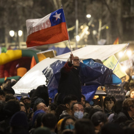  Ciudadanos participan en el cierre de campaña de los simpatizantes por la opción de votar "aprueba" al referendo del pasado domingo, en Santiago (Chile).- EFE