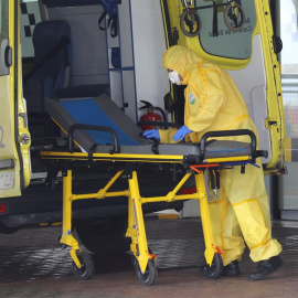 Personal d'emergències preparant una ambulància. EFE/ Elvira Urquijo