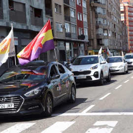 La Intersindical de Aragón se ha manifestado con una caravana de unos 30 coches para celebrar el Primero de Mayo en defensa de los derechos de los trabajadores. EFE/Javier Cebollada