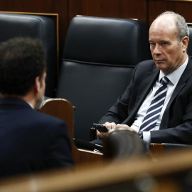 El ministro de Justicia, Juan Carlos Campo, conversa desde el banco azul con el diputado de Ciudadanos Edmundo Bal durante el debate sobre el plan de choque ante el tsunami judicial . EFE/MARISCAL.