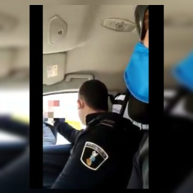 Un extracto del vídeo en el que aparecen los policías  atacando a una mujer transexual.