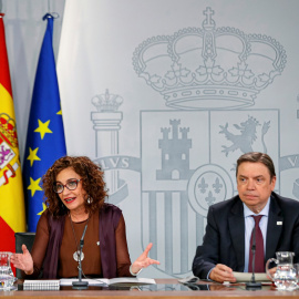 04/02/2020.- La portavoz del Gobierno y ministra de Hacienda, María Jesús Montero, y el ministro de Agricultura, Pesca y Alimentación, Luis Planas, durante la rueda de prensa posterior a la reunión del Consejo de Ministros celebrada este martes en Mon