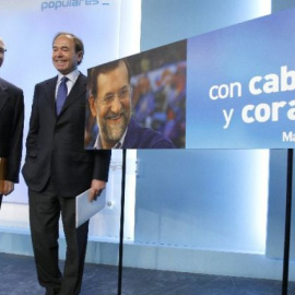 Los entonces director de campaña del PP, Pío García-Escudero, y secretario ejecutivo de Comunicación, Gabriel Elorriaga, presentan en la sede del PP el lema del partido para las elecciones del 9 de marzo de 2008. EFE