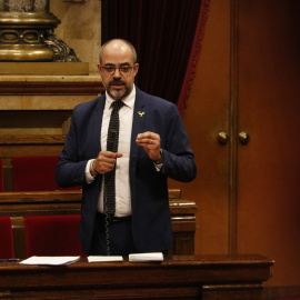 Pla mitjà del conseller d'Interior, Miquel Buch, durant la sessió de control al Parlament. SÍLVIA JARDÍ / ACN