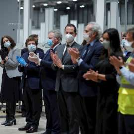 El alcade de Madrid, José Luis Martínez Almeida (2d), y la presidenta de la Comunidad de Madrid, Isabel Díaz Ayuso (i), entre otras autoridades, durante el acto de cierre en el interior del hospital de campaña del recinto ferial de Ifema este viernes,