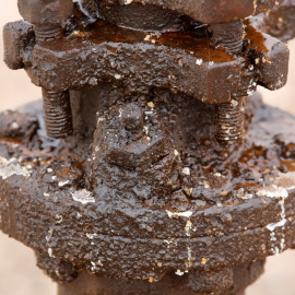 Petróleo y apelmazados en un gato de una bomba de extracción en un campo de la C del Pérmico, en Texas (EEUU). REUTERS / Angus Mordant