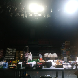 El escenario del Teatro del Barrio en Madrid convertido en Banco de alimentos.- GUILLERMO MARTÍNEZ