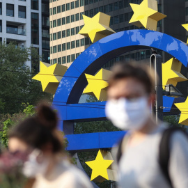 El logo del euro, cerca de la sede del BCE en el distrito financiero de Fráncfort. AFP/Yann Schreiber